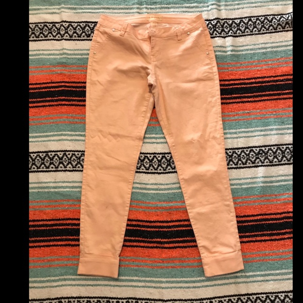 Gently worn peach 🍑 capris 🖤